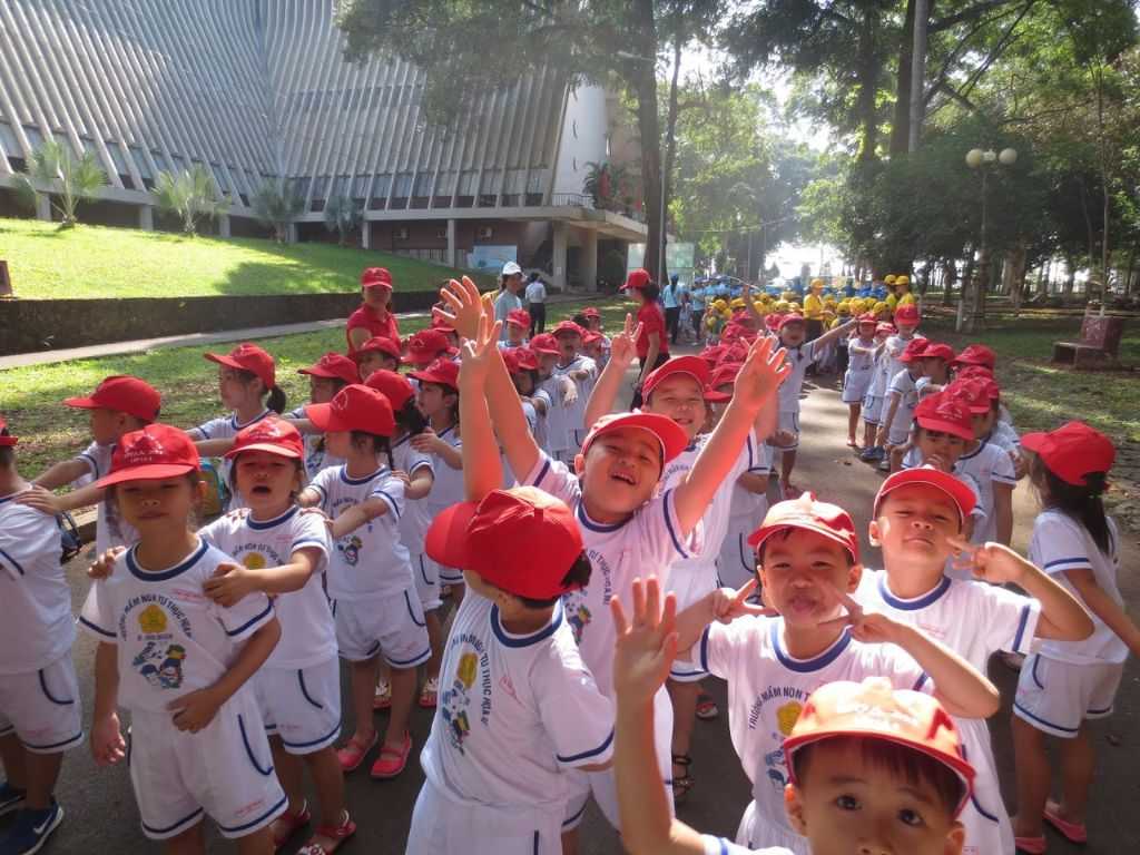 Đội mũ đồng phục mầm non giúp giáo viên dễ dàng nhận diện học sinh của lớp mình