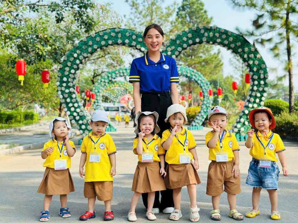 Đội mũ đồng phục mầm non giống nhau giúp trẻ có ý thức tập thể