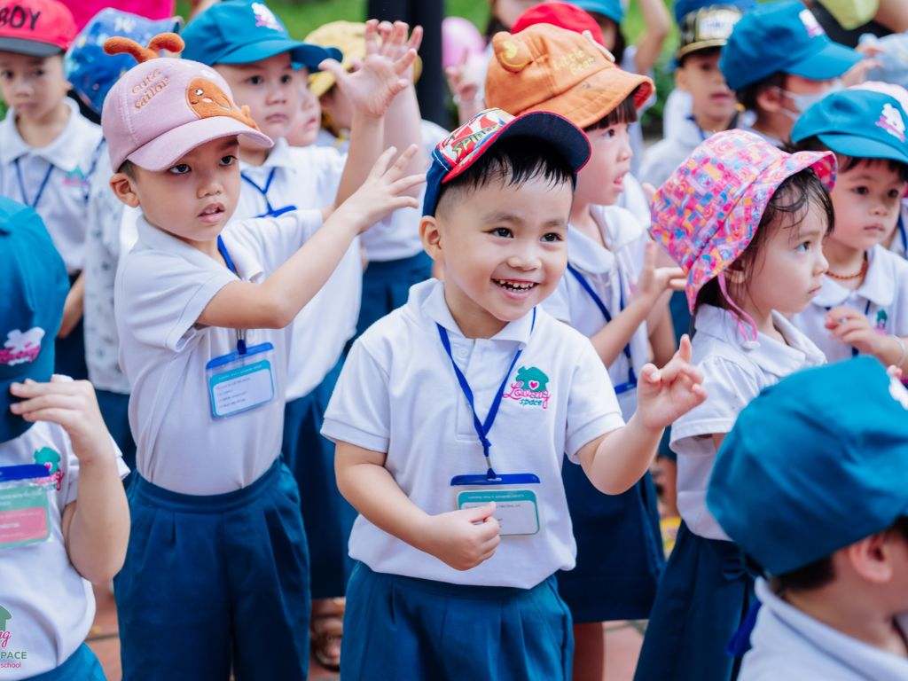 Mũ đồng phục mầm non sử dụng vải mềm mại và thoáng khí giúp trẻ thoải mái khi đội