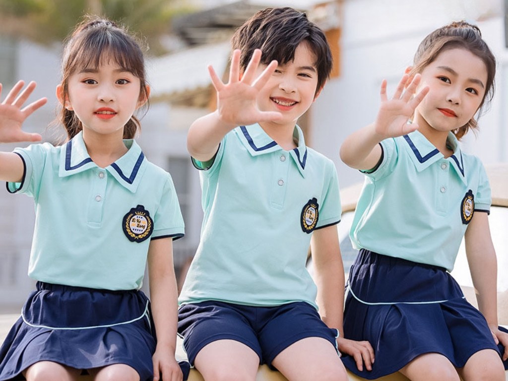 Áo màu xanh mint mang đến vẻ hiện đại, dễ thương và rất dịu mắt