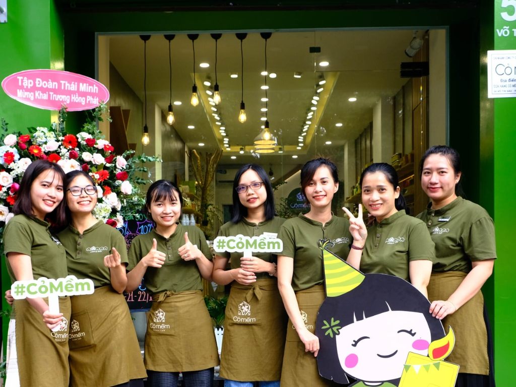 Áo đồng phục màu xanh lá cây mang lại sự tươi mới, sức sống căng tràn