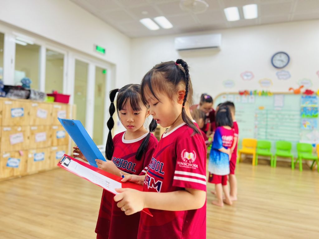 Một mẫu đồng phục cho trẻ mầm non tốt cần đảm bảo nhiều yếu tố như chất liệu