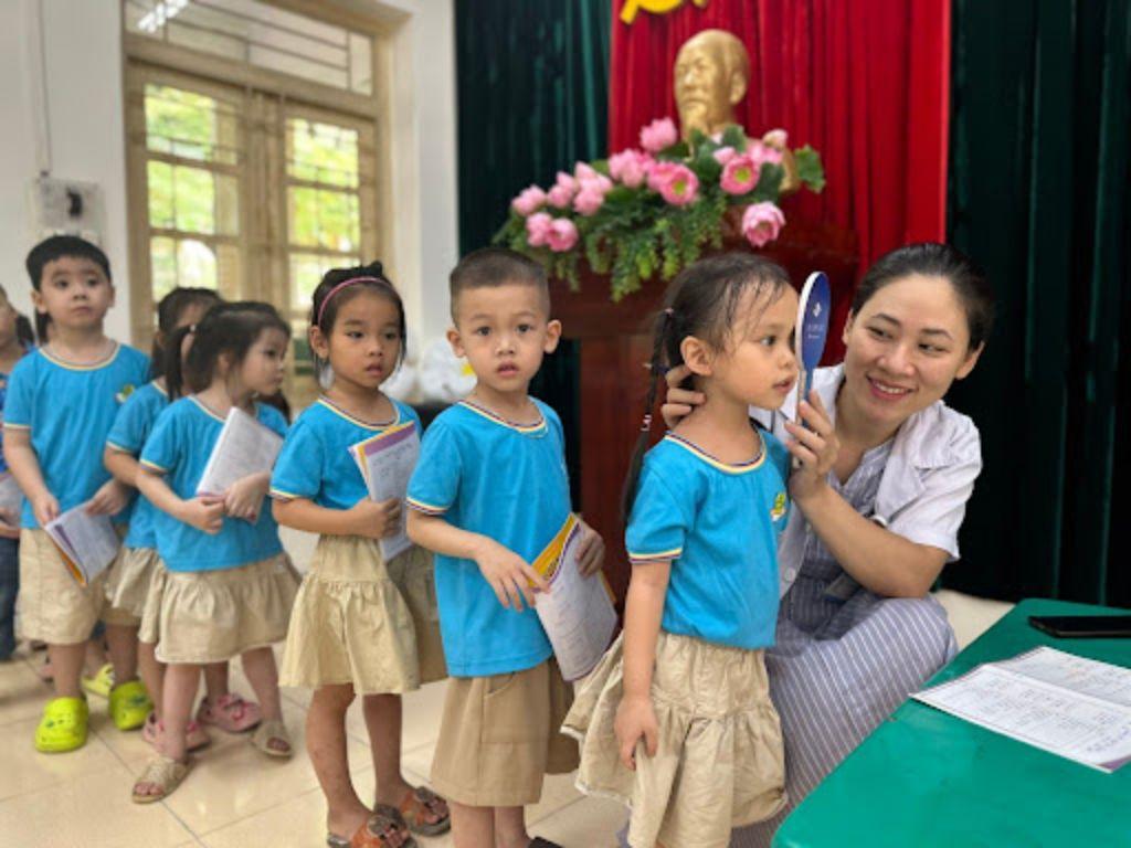 Bộ trang phục gồm áo thun cổ tròn và được may từ chất liệu cotton thoáng mát