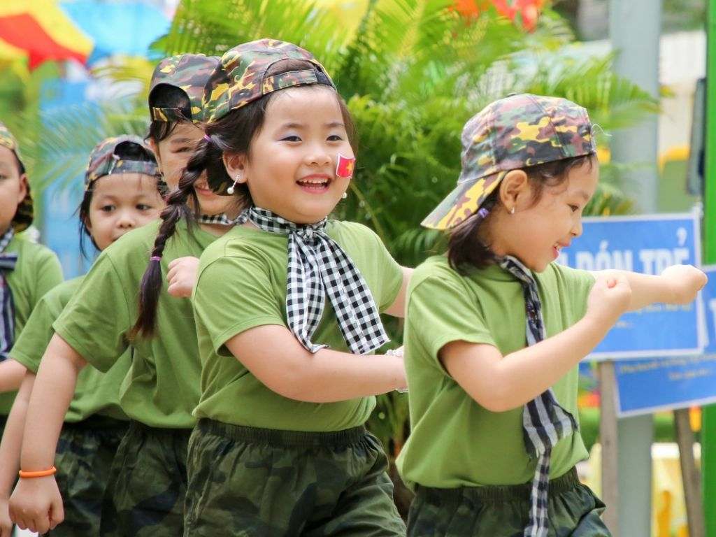 Các mẫu đồng phục cho trẻ mầm non ngày càng được chú trọng