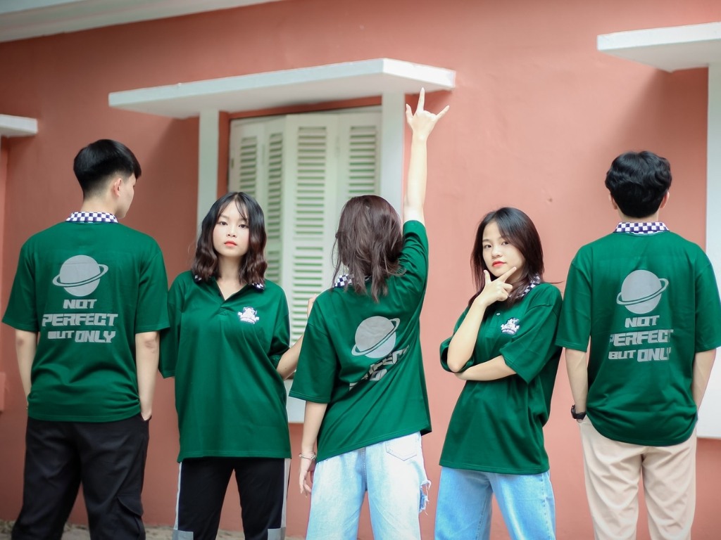 Áo lớp màu xanh lá cây tượng trưng cho sự trẻ trung, tràn đầy năng lượng