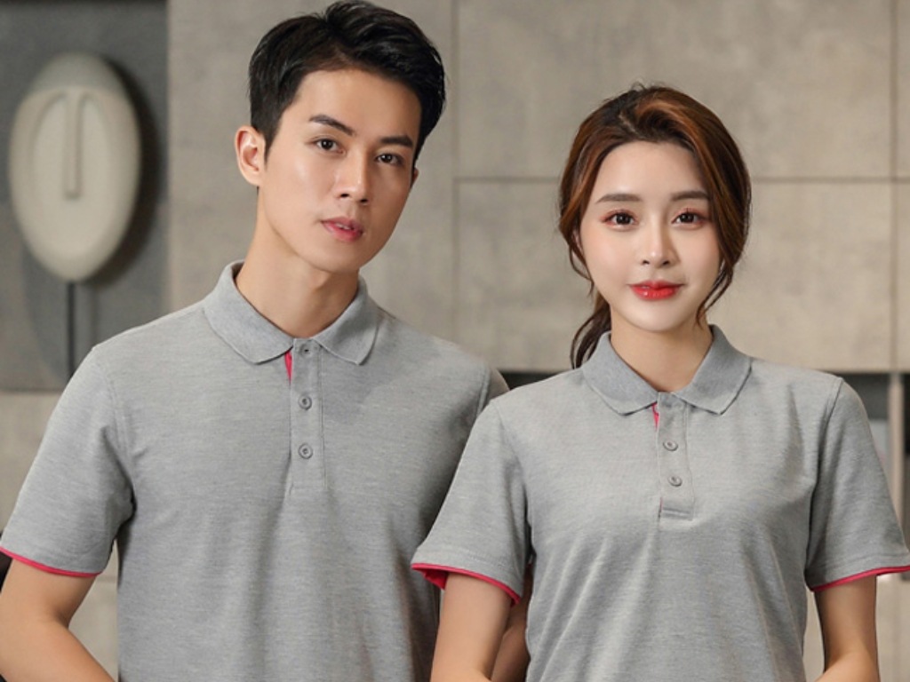 Áo polo màu xám khói mang đến vẻ ngoài chỉn chu, chuyên nghiệp