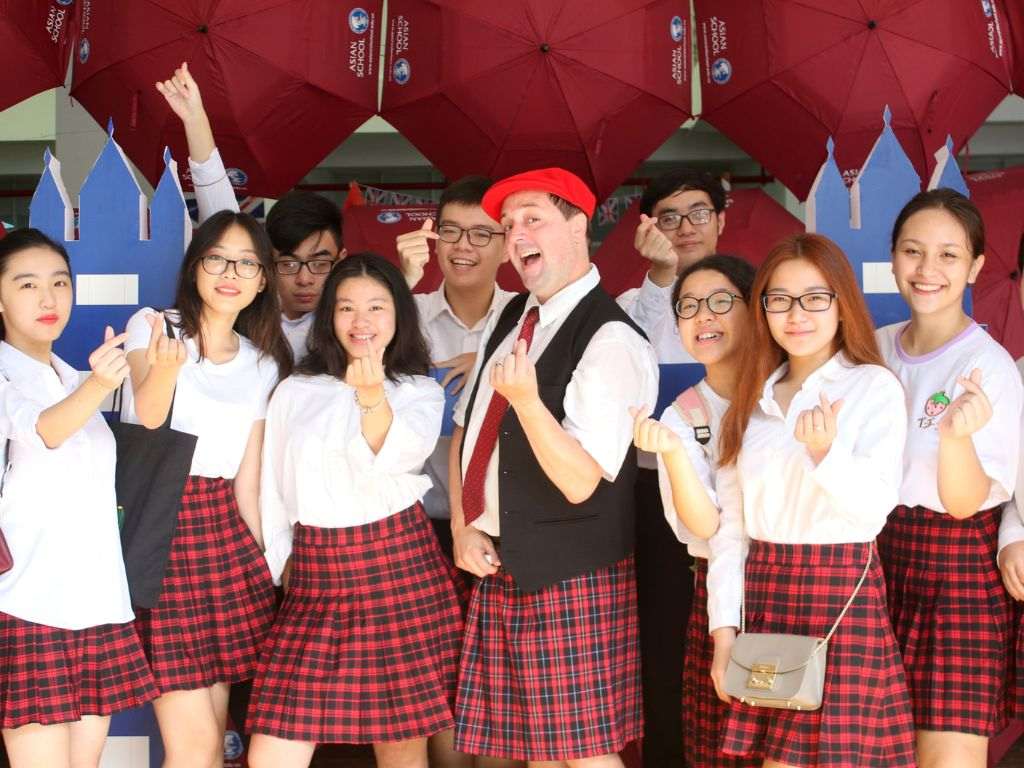 Đồng phục giáo viên mầm non trường quốc tế thể hiện được thương hiệu của trường