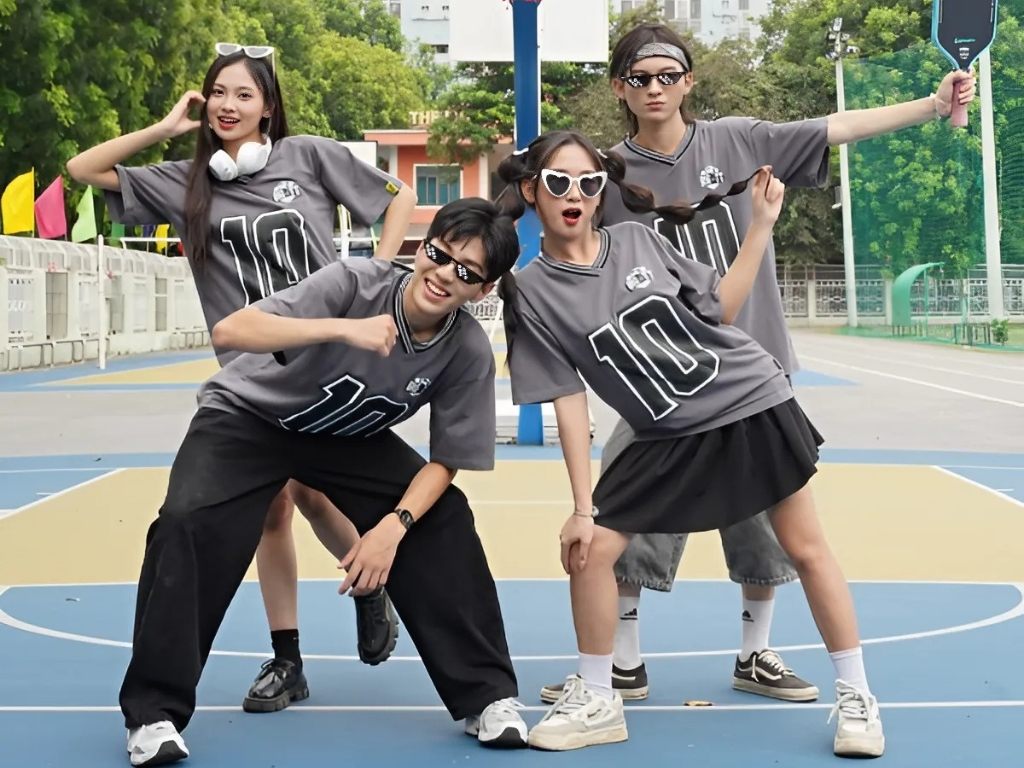 Áo màu xám mang đến cảm giác mạnh mẽ, tạo phong cách "cool ngầu"