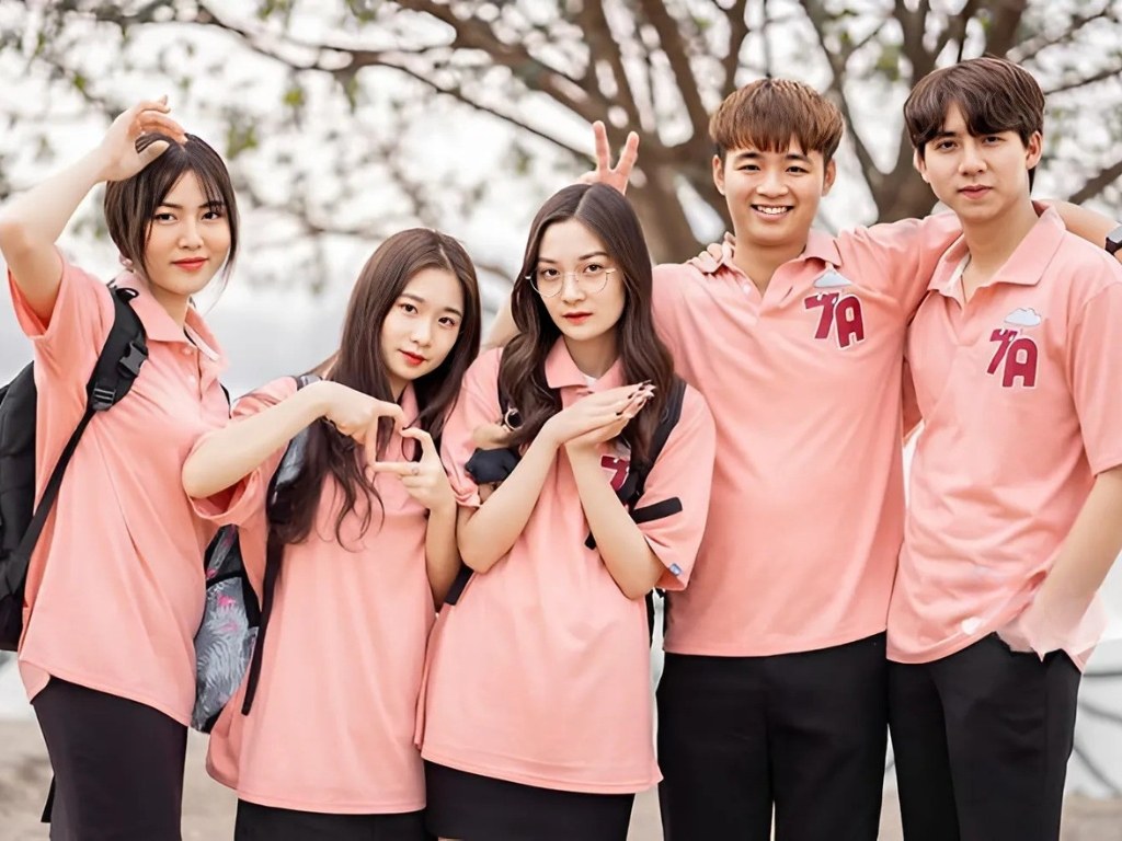 Áo phông hồng mang năng lượng tích cực, vui tươi