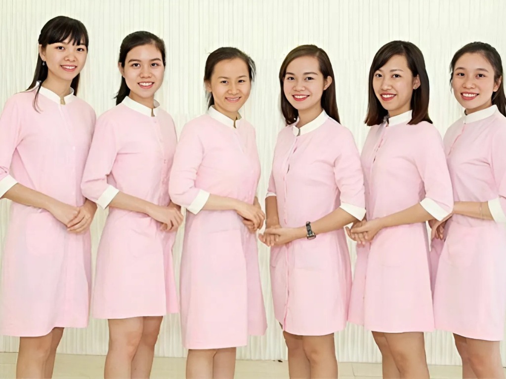 Bạn nên chọn áo phông màu hồng có tông màu hồng pastel cho tiệm spa