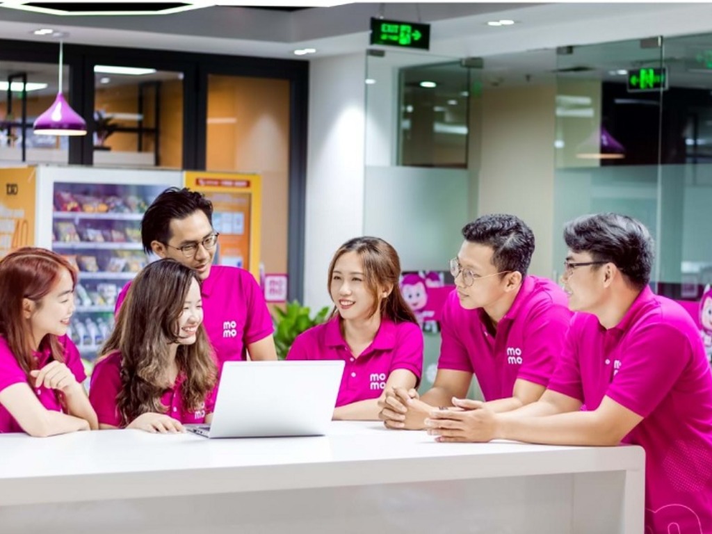 Áo phông màu hồng đậm tạo nên sự nổi bật mạnh mẽ và cá tính