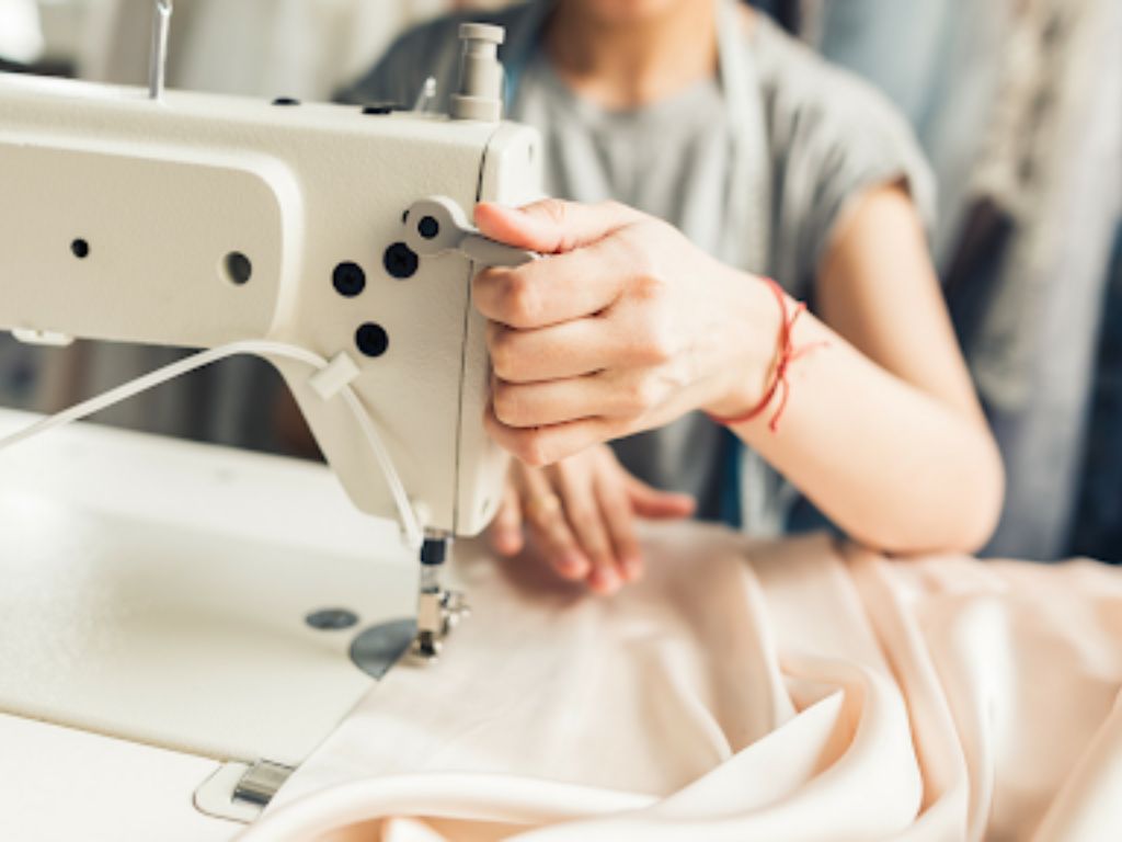 Đến trực tiếp xưởng may để quan sát nhằm đảm bảo chất lượng
