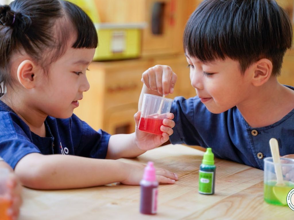 Thiết kế áo đơn giản giúp trẻ dễ dàng hoạt động