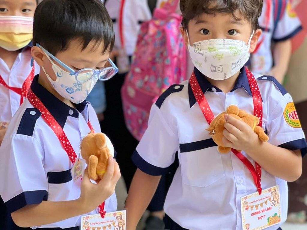 Áo sơ mi là lựa chọn thích hợp khi chọn đồng phục học sinh mầm non giá rẻ