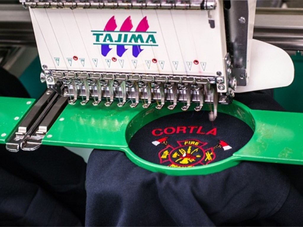 Thêu logo vi tính tạo ra hình ảnh logo sang trọng, có độ nổi 3D đẹp mắt