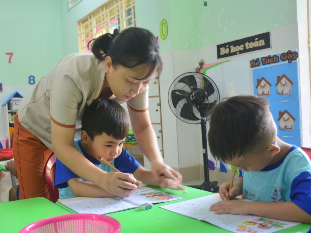 Đồng phục giáo viên mầm non đẹp là sự kết hợp giữa màu sắc và thiết kế tinh tế