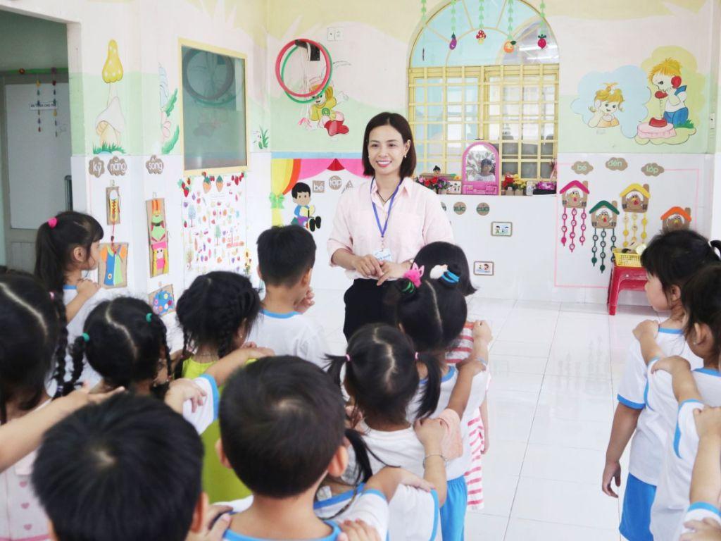 Vẻ đẹp đồng phục cô giáo mầm non là sự kết hợp giữa nét thanh lịch và màu sắc hài hòa