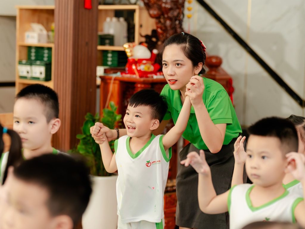 Áo polo luôn là lựa chọn được ưu tiên cho đồng phục đẹp cho cô giáo mầm non