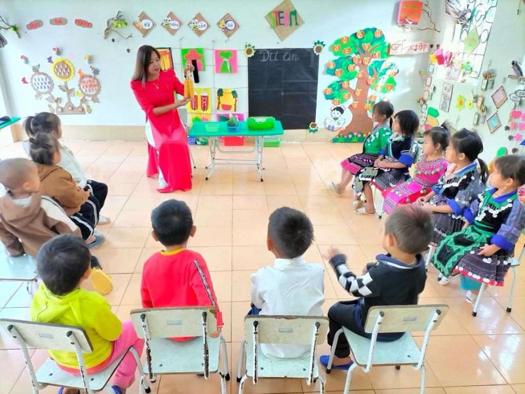 Mẫu áo dài đồng phục cho giáo viên nên ưu tiên các gam màu nhẹ nhàng