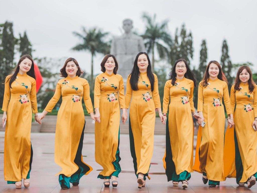 Mẫu áo dài thêu thể hiện dấu ấn riêng của trường