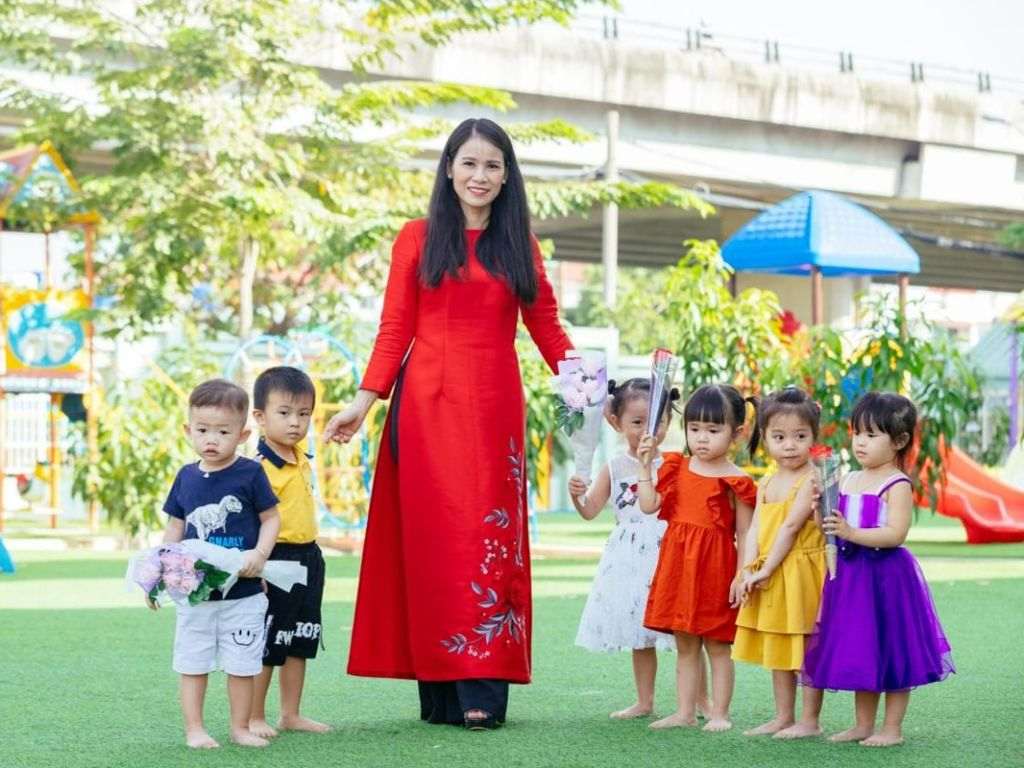 Mẫu áo dài cách tân tà ngắn mang đến sự trẻ trung cho giáo viên