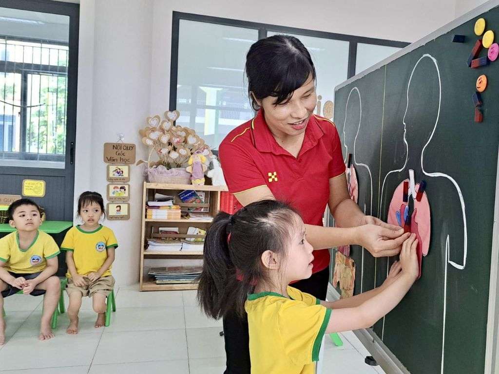 Áo polo phối với quần tây là lựa chọn hoàn hảo trong các mẫu đồng phục giáo viên đẹp