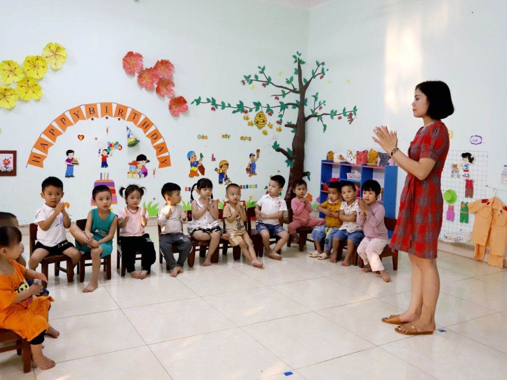 Mẫu đồng phục giáo viên đẹp nằm ở thiết kế và màu sắc