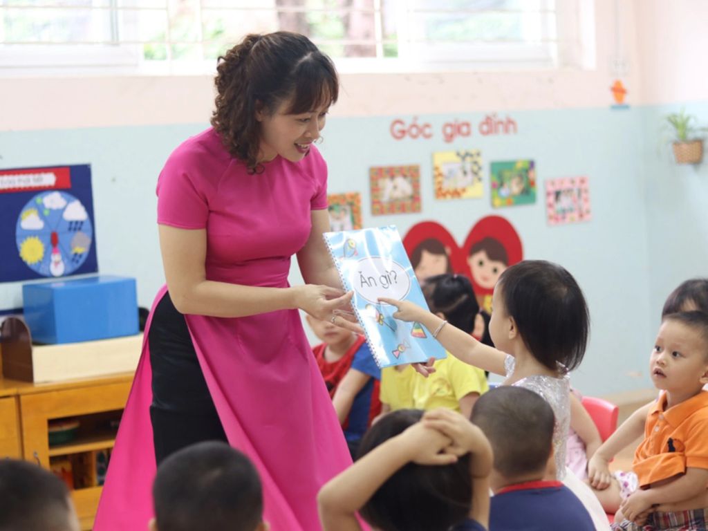 Phong cách áo dài tôn vinh sự dịu dàng, duyên dáng của phái nữ