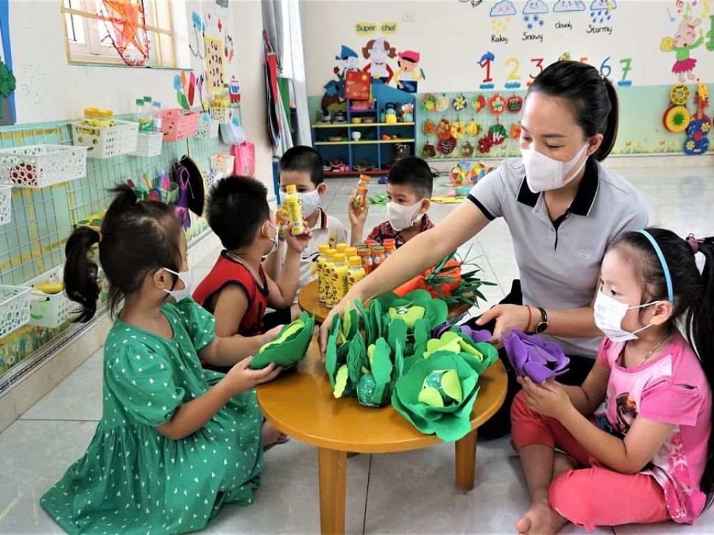 Một mẫu đồng phục giáo viên đẹp phải kết hợp hài hòa giữa thiết kế và màu sắc