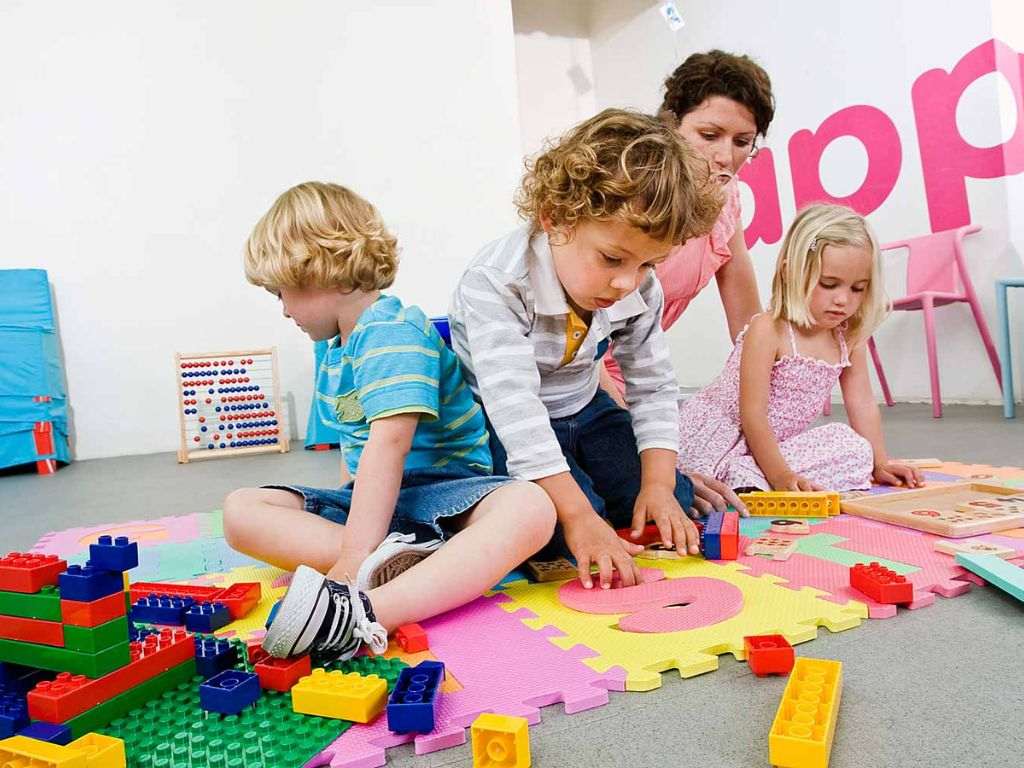 Mẫu đồng phục mẫu giáo đẹp cần kết hợp màu sắc tươi sáng và kiểu dáng dễ thương