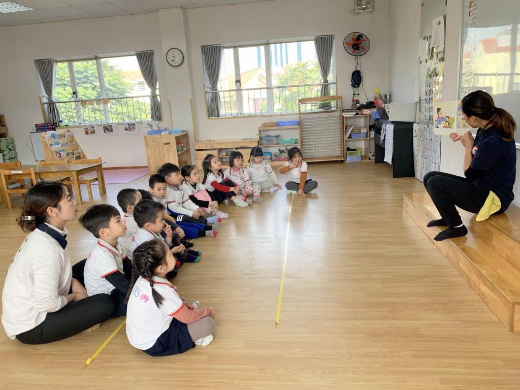 Tất trong đồng phục mẫu giáo Nhật Bản thường có màu tối như xanh navy hoặc đen