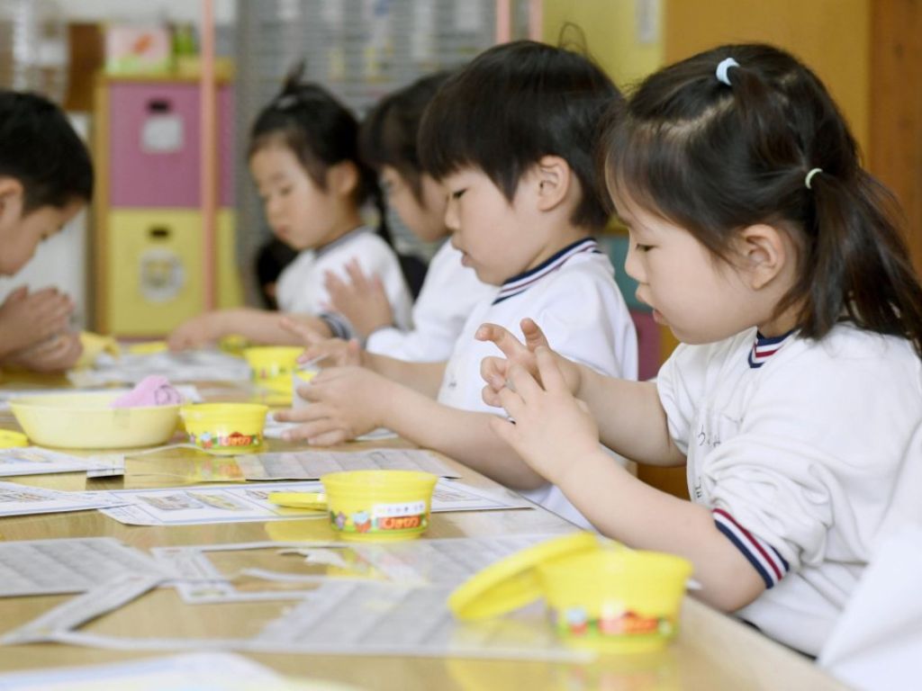 Màu sắc và thiết kế thống nhất của đồng phục giúp giáo viên dễ dàng quản lý học sinh của mình