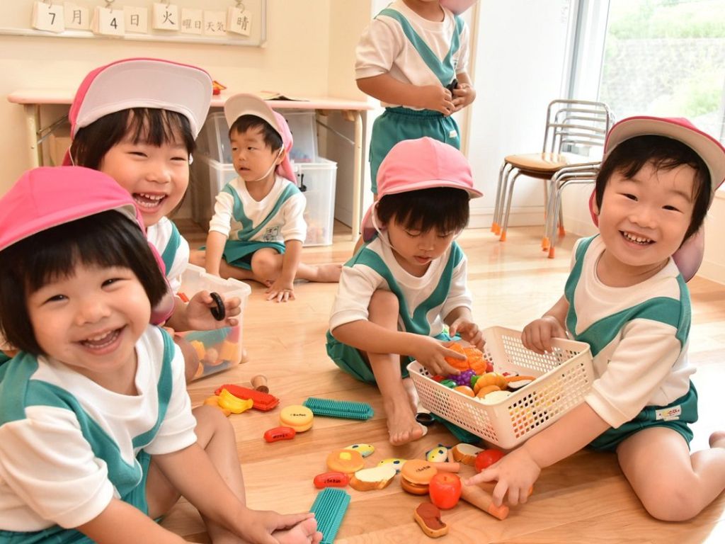 Mũ là một phụ kiện gần như bắt buộc trong bộ đồng phục mẫu giáo Nhật Bản