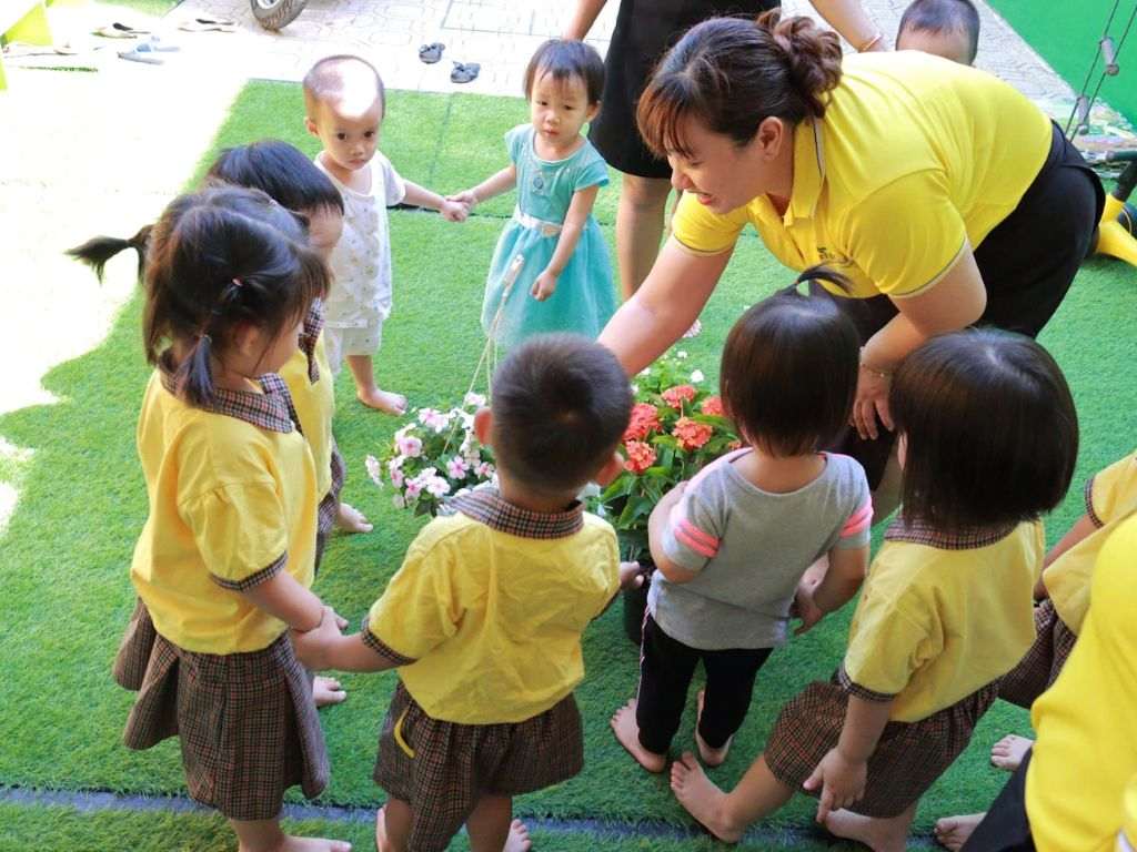 Giáo viên và học sinh sử dụng đồng phục cùng màu nhằm tạo dựng thương hiệu cho trường