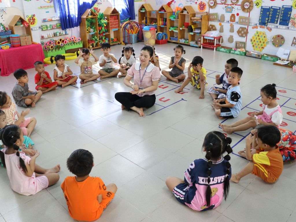 Bộ đồng phục giáo viên mầm non có sự kết hợp hài hòa giữa áo polo và quần tây
