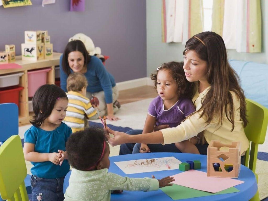 Bộ đồng phục giáo viên mầm non được phối hợp hài hòa về màu sắc