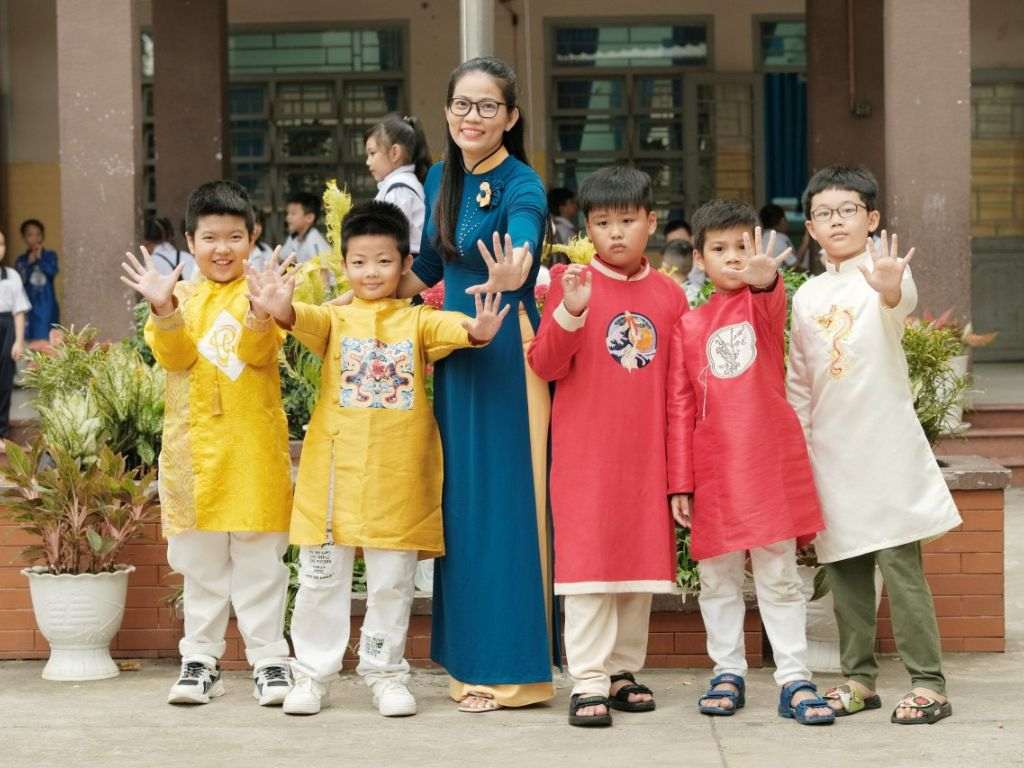 Thiết kế của bộ áo dài cách tân cho giáo viên luôn ưu tiên sự thoải mái khi hoạt động
