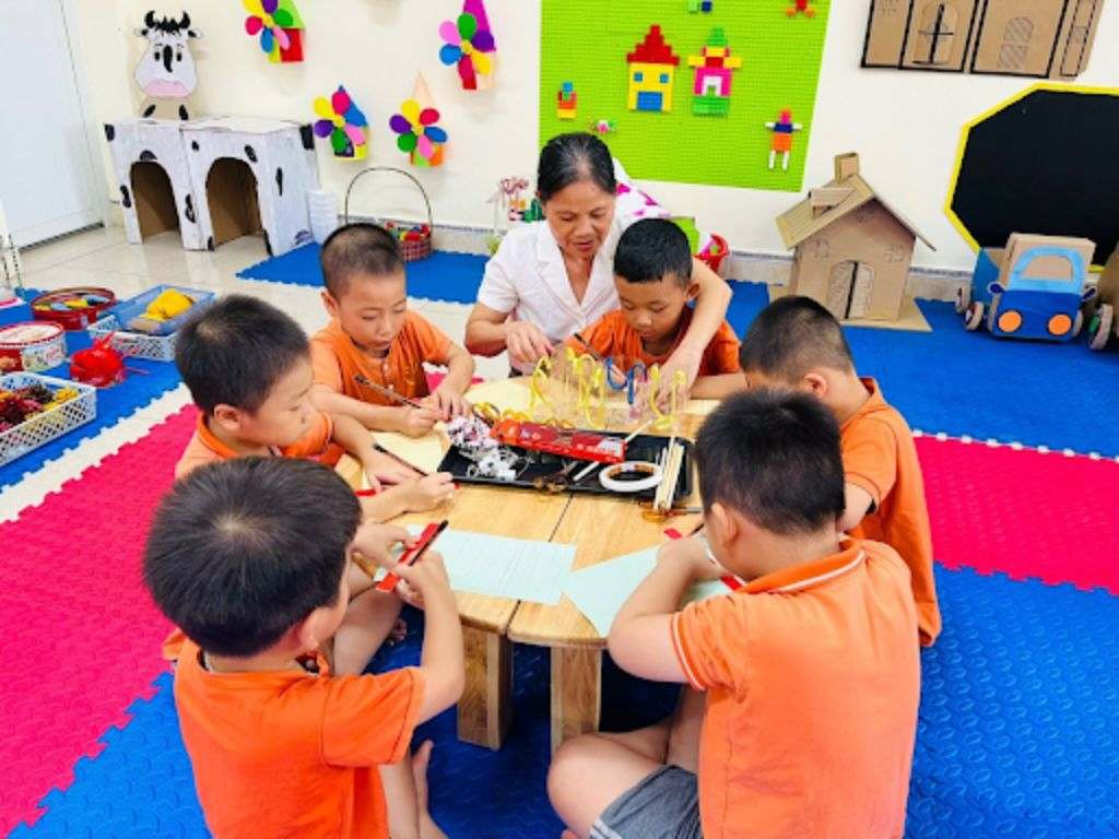 Sự thoải mái là một điểm cộng lớn khi chọn đồng phục giáo viên trường mầm non