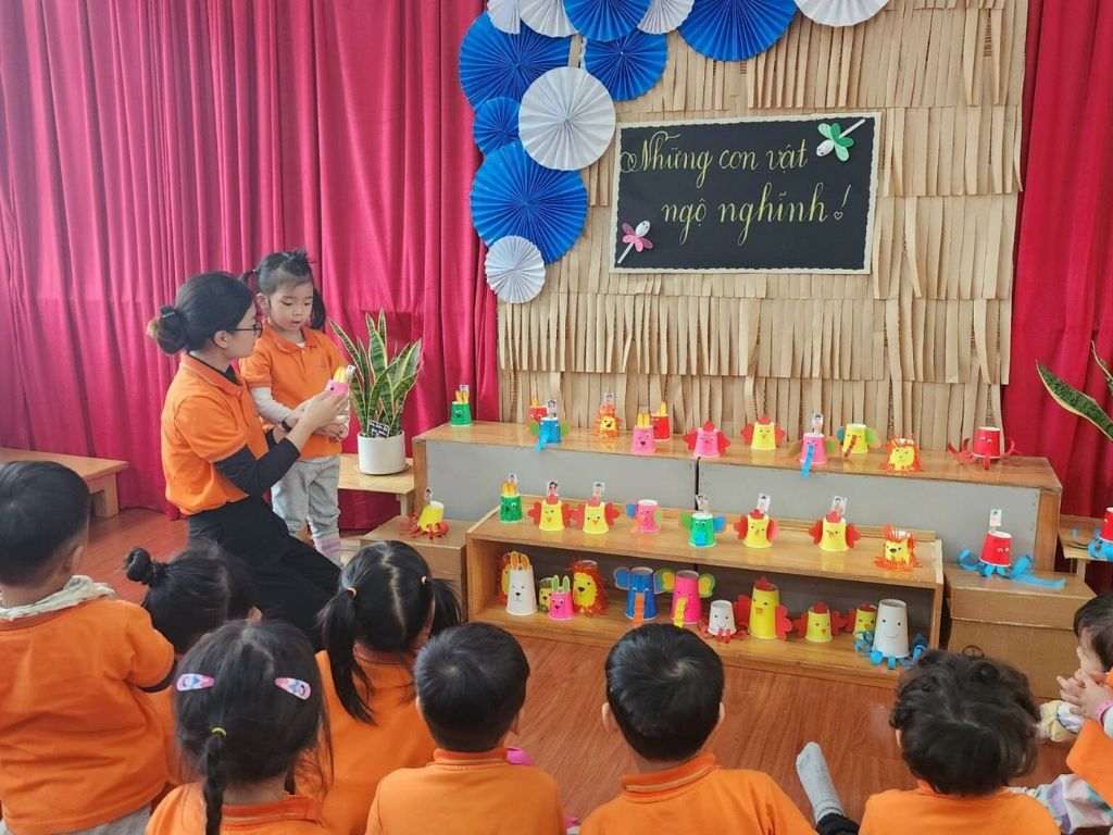 Giáo viên mầm non nên sử dụng đồng phục thoải mái khi giảng dạy