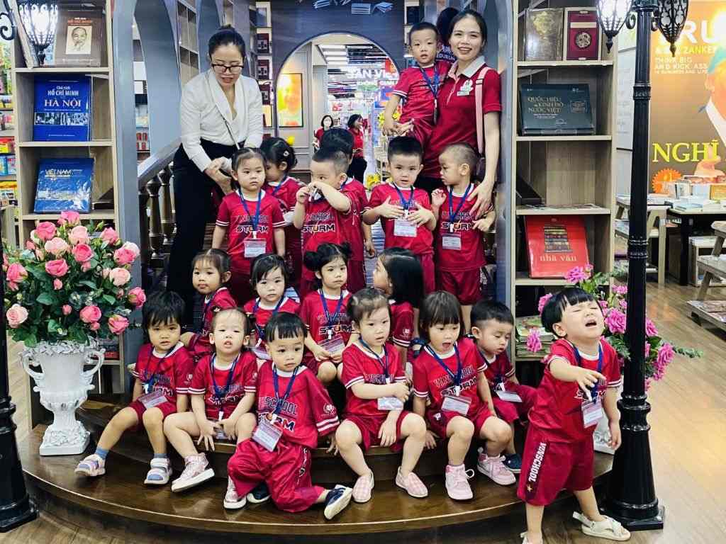 Cô giáo mặc đồng phục mầm non giáo viên gọn gàng sẽ tạo ấn tượng tốt