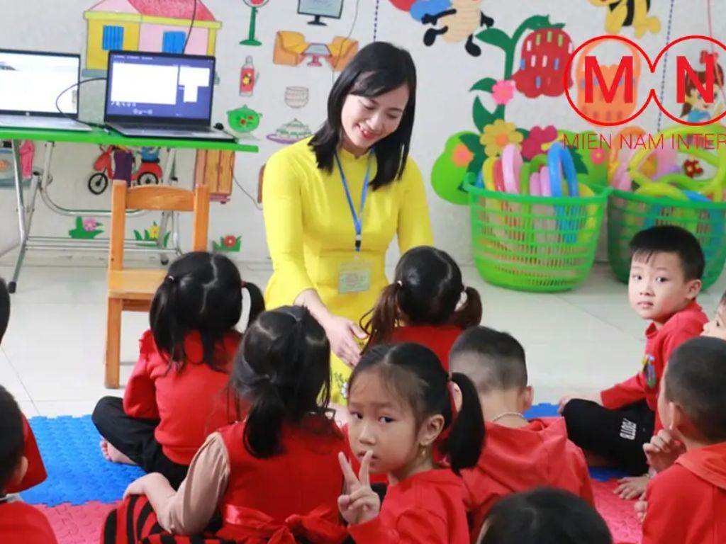 Bộ đồng phục mầm non giáo viên được thiết kế chỉn chu và lịch sự