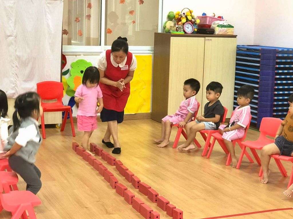 Đồng phục cho giáo viên mầm non chỉnh chu thể hiện sự chuyên nghiệp của nhà trường