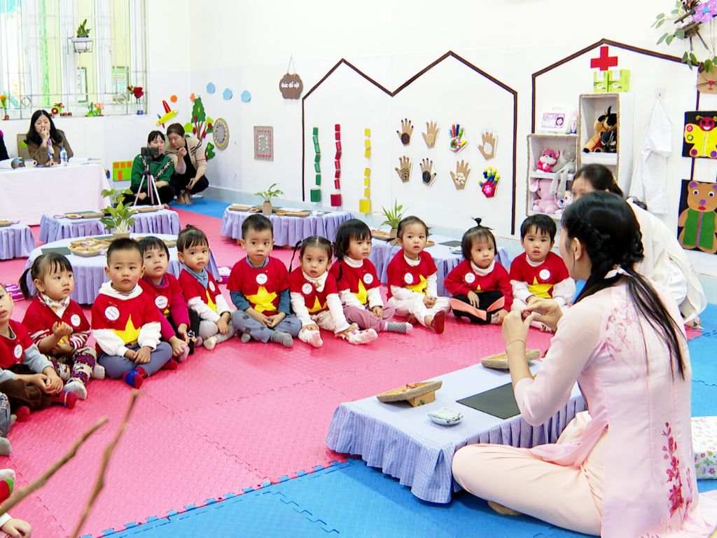 Giáo viên mặc đồng phục thể hiện sự chỉnh chu của nhà trường