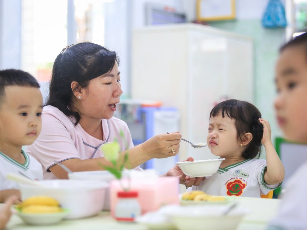 Thiết kế đồng phục cho giáo viên mầm non cần thoải mái để giáo viên dễ dàng hoạt động