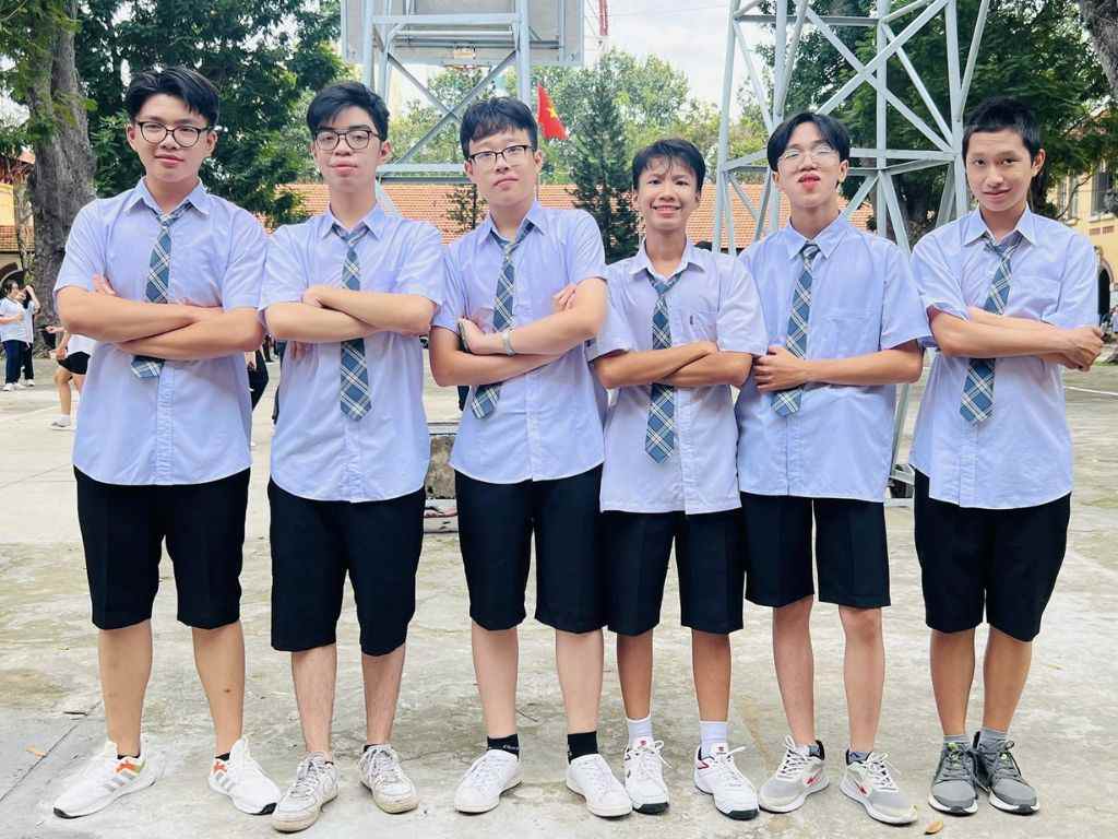 Đồng phục học sinh Thái Lan cho nam thường là áo sơ mi trắng tay ngắn