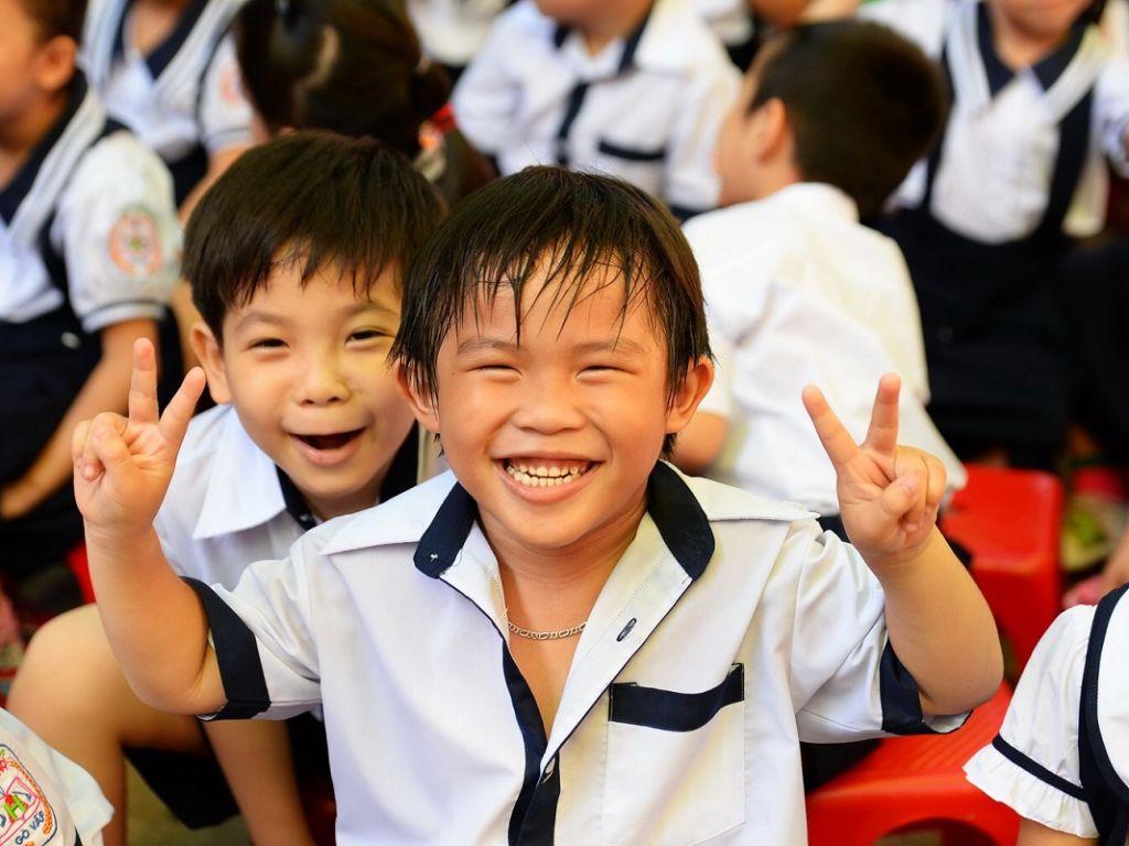 Đặc trưng chung dễ nhận biết của đồng phục học sinh Việt Nam là áo sơ mi trắng