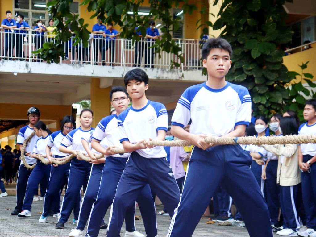 Bộ đồng phục thể dục bao gồm áo thun và quần dài thể thao