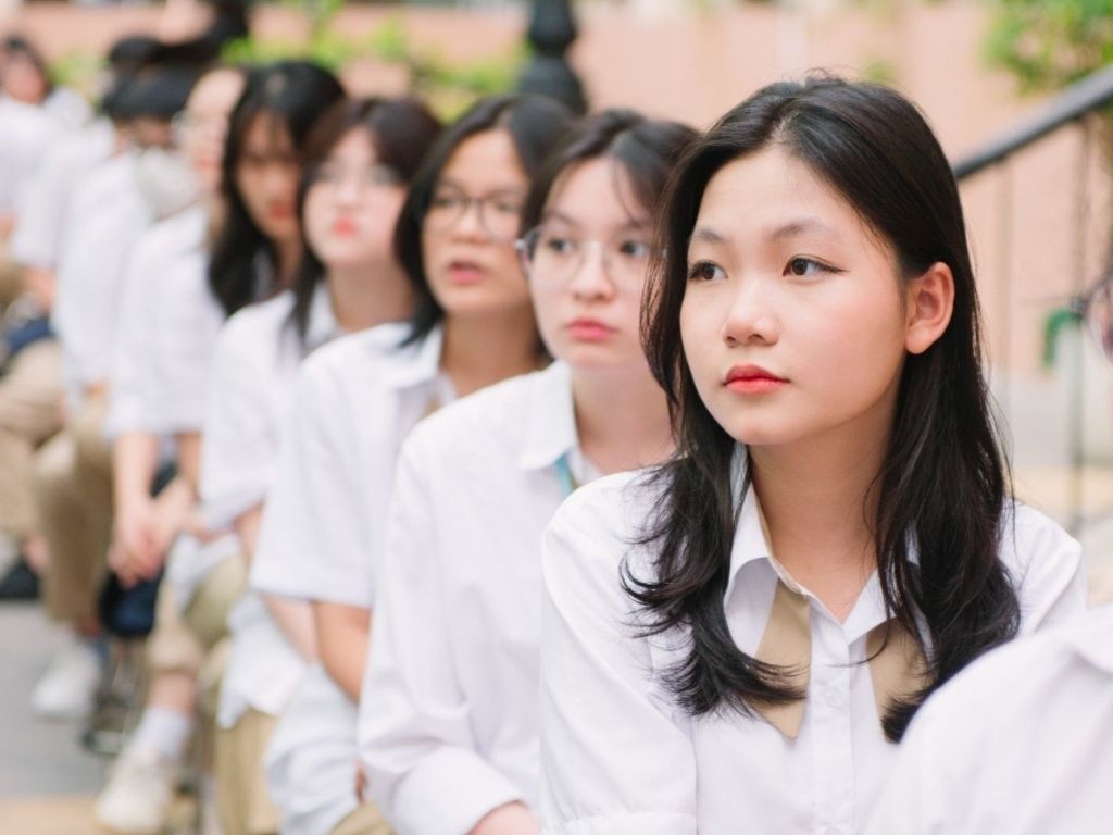 Màu sắc chủ đạo trong bộ đồng phục là màu trắng