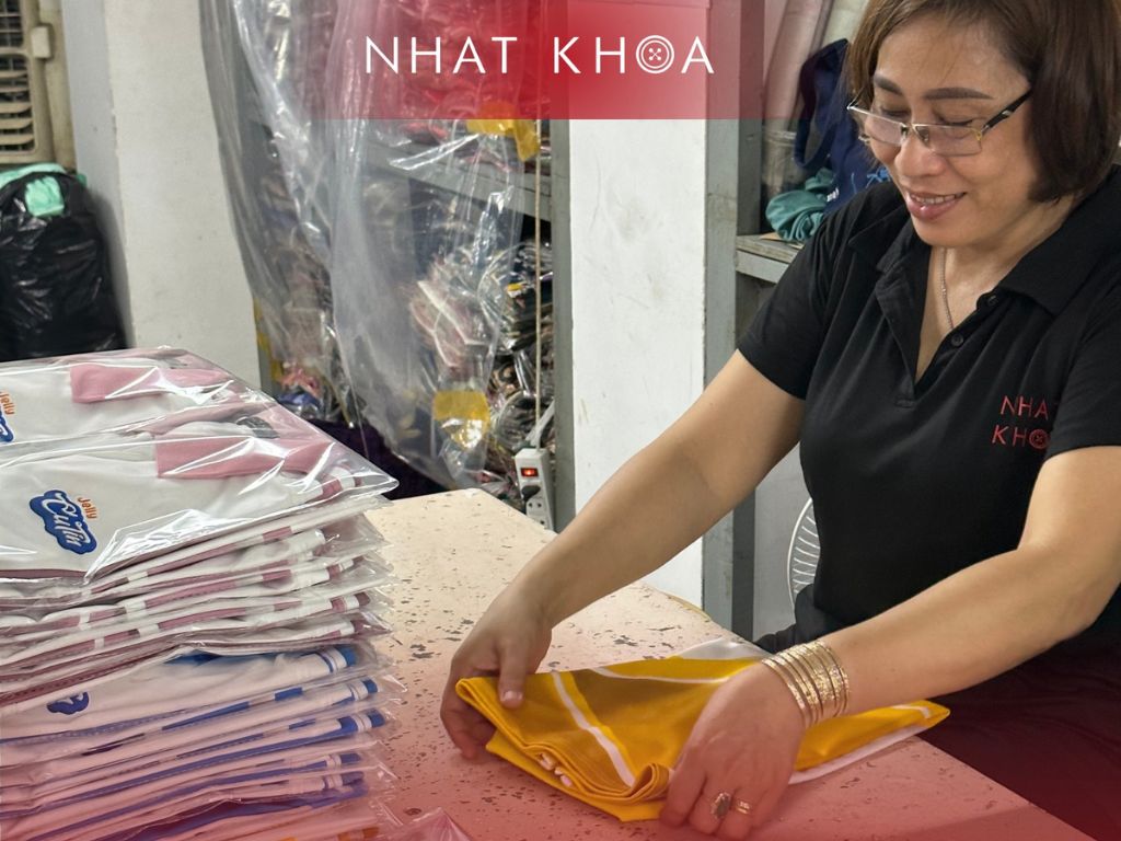 Đóng gói sản phẩm và giao hàng để hoàn tất quy trình may đồng phục học sinh
