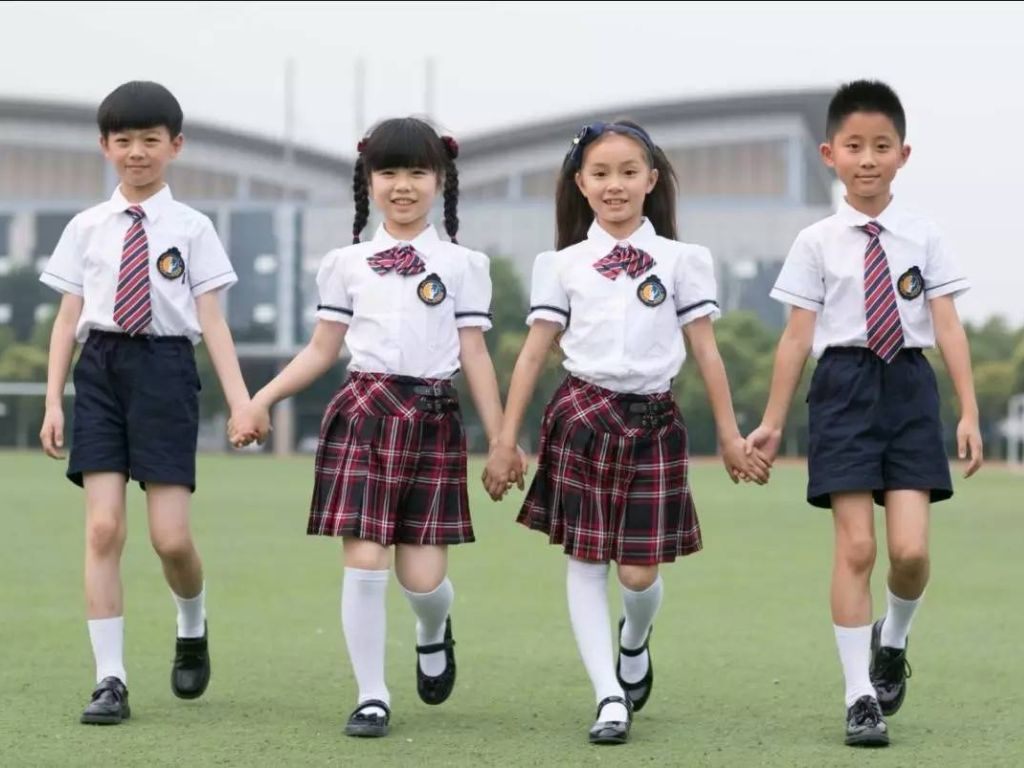 Váy chữ A có phần eo vừa vặn và xòe nhẹ dần xuống dưới